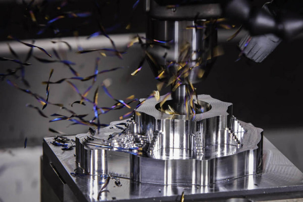 Máy CNC đang gia công chi tiết
